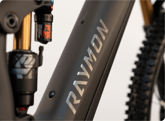 <h2>Die Evolution der Bike-DNA.</h2>
Raymon steht f&uuml;r 100 Jahre Bike-DNA. Manche nennen uns auch die Erfinder des E-Moutainbikes oder die Vision&auml;re der Fahrradindustrie. Doch ehrlich gesagt k&ouml;nnen wir einfach nicht anders: Getrieben von der Liebe zum Fahrrad, pushen wir stets die Grenzen.<br /><br />Unser Ziel: High-End Fahrspa&szlig;. Wie wir das abliefern? Indem wir unsere Bikes kompromisslos aust&uuml;fteln.<br /><br />Mit dem Tarok z&uuml;nden wir nun die n&auml;chste Stufe - <br />die Fusion aus Rider, Bike und Tech.&nbsp;
