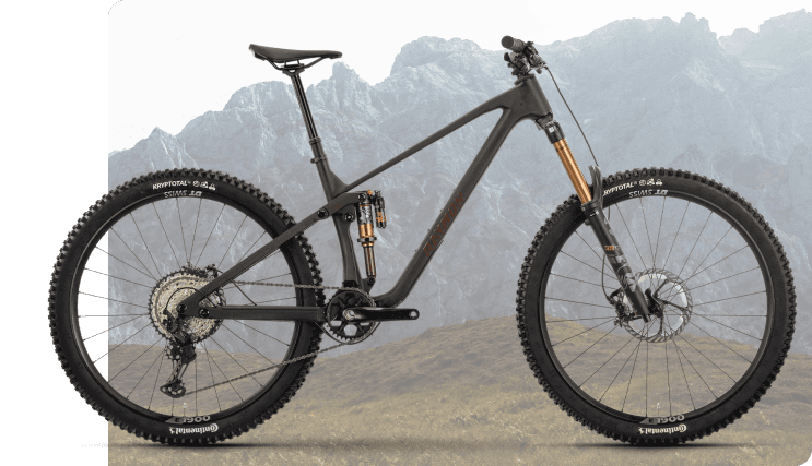<h2>The ultimate&nbsp;Thrill-Machine.</h2>
<br />Ein Blick nach unten: Erdweg, enge Kurven &ndash; genau dein Revier. Du l&ouml;st die Bremsen und schie&szlig;t mit deinem Rokua in die Trails. Die ultraleichten 14,7 kg lassen dich sp&uuml;ren, dass echt jedes Gramm z&auml;hlt. Kein Ballast, pure Performance. Deine 29&rdquo; Bereifung &uuml;berrollen alles, dein High-End-Fahrwerk schluckt die fettesten Hindernisse.<br /><br />Die Abfahrt wird zum Rausch. Dein Herz klopft, alles kribbelt. Achtung: Das Rokua macht s&uuml;chtig!