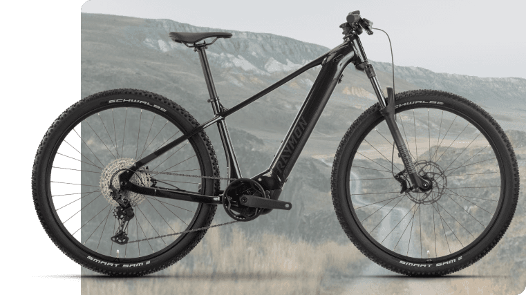 <h2>Pure Cross-Country Vibes.</h2>
Mhm, es riecht nach Tanne. Vor dir schl&auml;ngelt sich der Weg durch den Wald. Du dr&uuml;ckst aufs Pedal und f&uuml;hlst, wie das Hardray auf dich reagiert. Leise summt es an deinen F&uuml;&szlig;en und die Yamaha-Power setzt geschmeidig ein. Du sp&uuml;rst den Boden unter dir, genie&szlig;t die ehrliche Fahrt. <br /><br />Vor dir taucht ein Anstieg auf. Easy &ndash; du schaltest einen Gang runter und dein Hardray zieht dich m&uuml;helos hoch. Egal, welches Terrain kommt, du wei&szlig;t: Du wirst es erobern.
