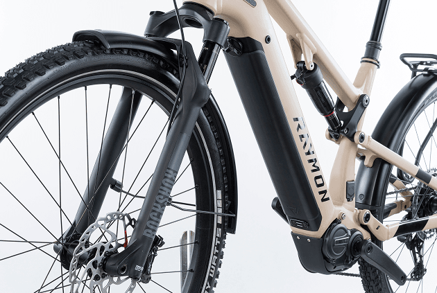 <h4><span style="color: #bcbaae;">Geometrie</span></h4>
<h2>On- and Offroad Comformance.</h2>
<br />Das Crossray vereint sportliche Performance mit alltagstauglichem Komfort. Also pure Comformance &ndash; direkt vom Trailray 120 inspiriert. Mit den 29&rdquo; Laufr&auml;dern rollst du m&uuml;helos &uuml;ber alles hinweg und durch das extra abgesenkte Oberrohr hast du auch bei engen Man&ouml;vern viel Beinfreiheit. <br /><br />Die Geo ist auf Vielseitigkeit ausgelegt. Auf dem Crossray f&uuml;hlst du dich auf dem Asphalt genauso wohl, wie auf holprigen Wegen. Denn da sorgt der 4-Gelenk-Hinterbau daf&uuml;r, dass du sanft einfederst.