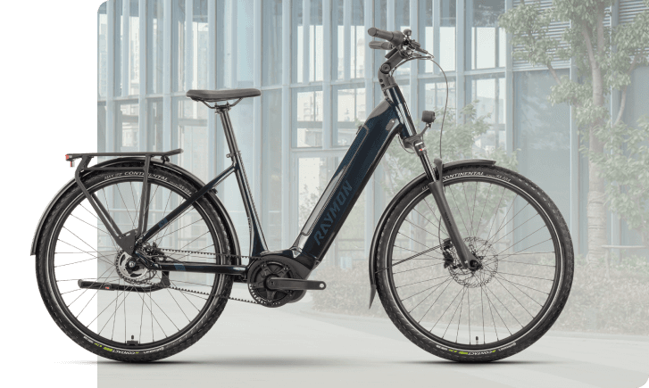 <h2>Komfort und Freiheit auf <span style="color: #bcbaae;">jedem Kilometer.</span></h2>
Die V&ouml;gel zwitschern und du rollst ruhig und genussvoll mit deinem Metmo zum Markt. Durch den tiefen Rahmen steigst du leicht und sicher ab und schiebst es durch die St&auml;nde. Dein Korb ist schnell mit Leckereien gef&uuml;llt und du freust dich auf den Heimweg, weil dein Metmo dir die Fahrt so leicht macht. <br /><br />Ob im Alltag oder im Urlaub: Mit dem Metmo wird jede Fahrt zu einer Entdeckungstour, die dich l&auml;cheln l&auml;sst.