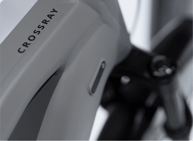<h2><span style="color: #000000;">Mountainbike + Tour: Hybrid aus 2 Welten.</span></h2>
<span class="acris-tinymce-span">Seit &uuml;ber 100 Jahren entwickelt unsere Familie mit den leidenschaftlichsten K&ouml;pfen um uns herum Fahrr&auml;der &ndash; mit Herzblut und Erfahrung, die von Generation zu Generation weitergegeben wird. </span><br /><br /><span class="acris-tinymce-span">Das Crossray ist unsere Antwort auf die Frage, wie ein modernes Hybrid-E-Bike aussehen muss: sportlich, alltagstauglich und mit Charakter! Es vereint unseren </span><br /><span class="acris-tinymce-span">E-Mountainbike-Klassiker Trailray 120 mit unserem t&auml;glichen  E-Allrounder Tourray. Entwickelt f&uuml;r Menschen, die sowohl in der Stadt als auch Offroad zu Hause sind.</span>